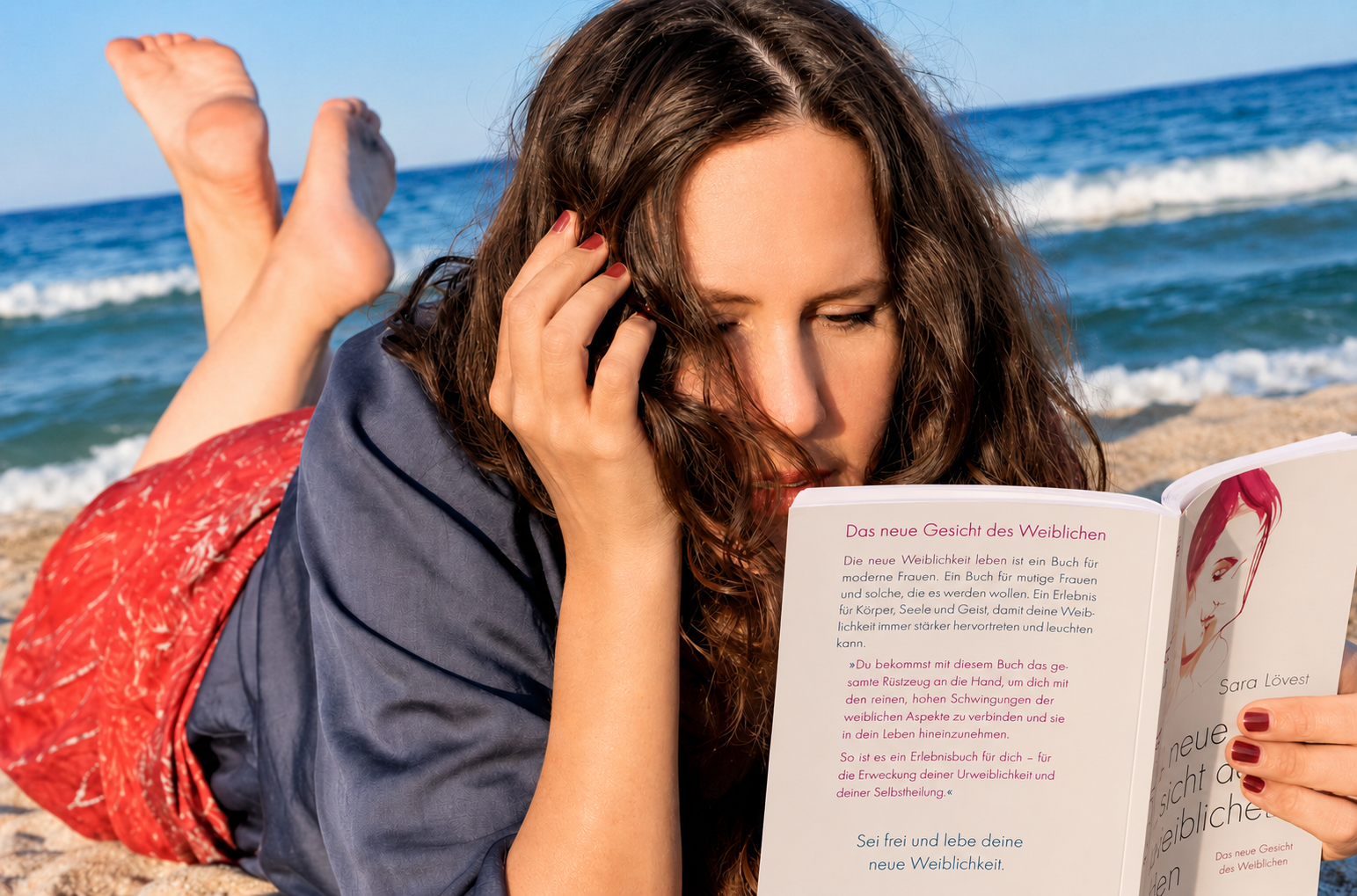 Sara Léux liest am Strand in ihrem Buch